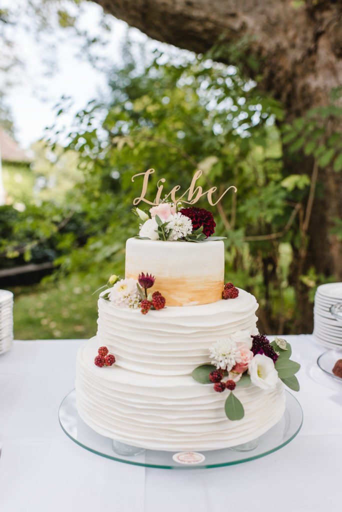 Hochzeitstorte mit Cake Topper Liebe