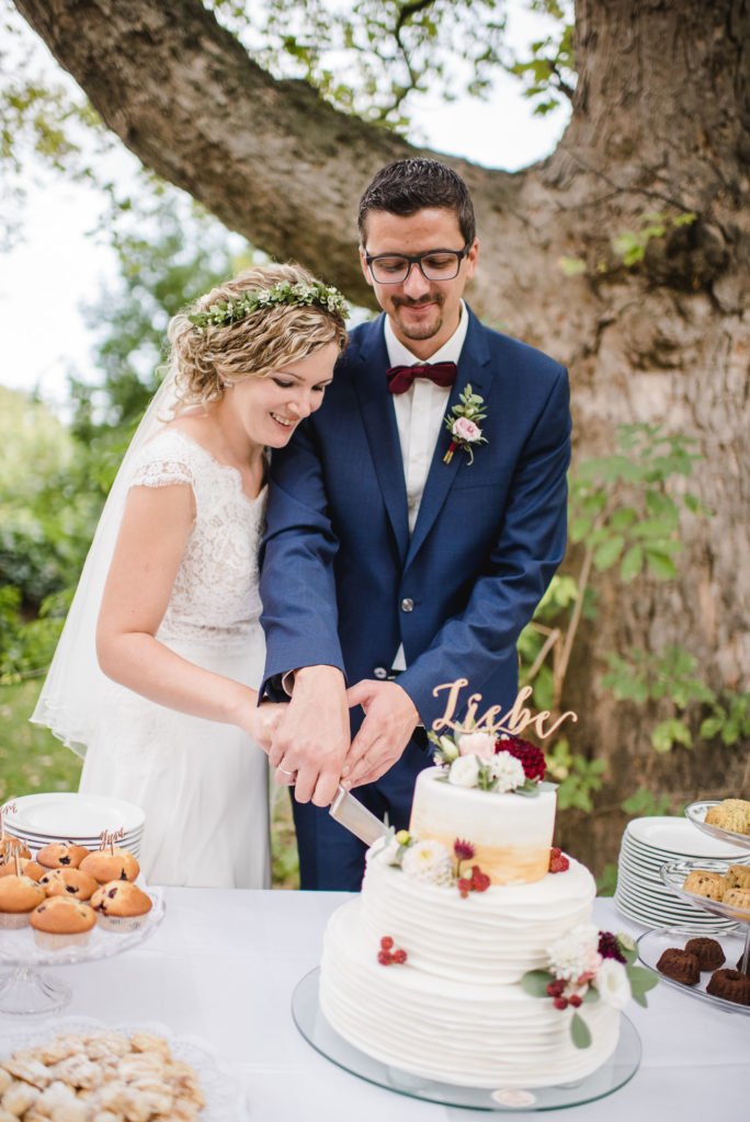 Anschneiden der Hochzeitstorte