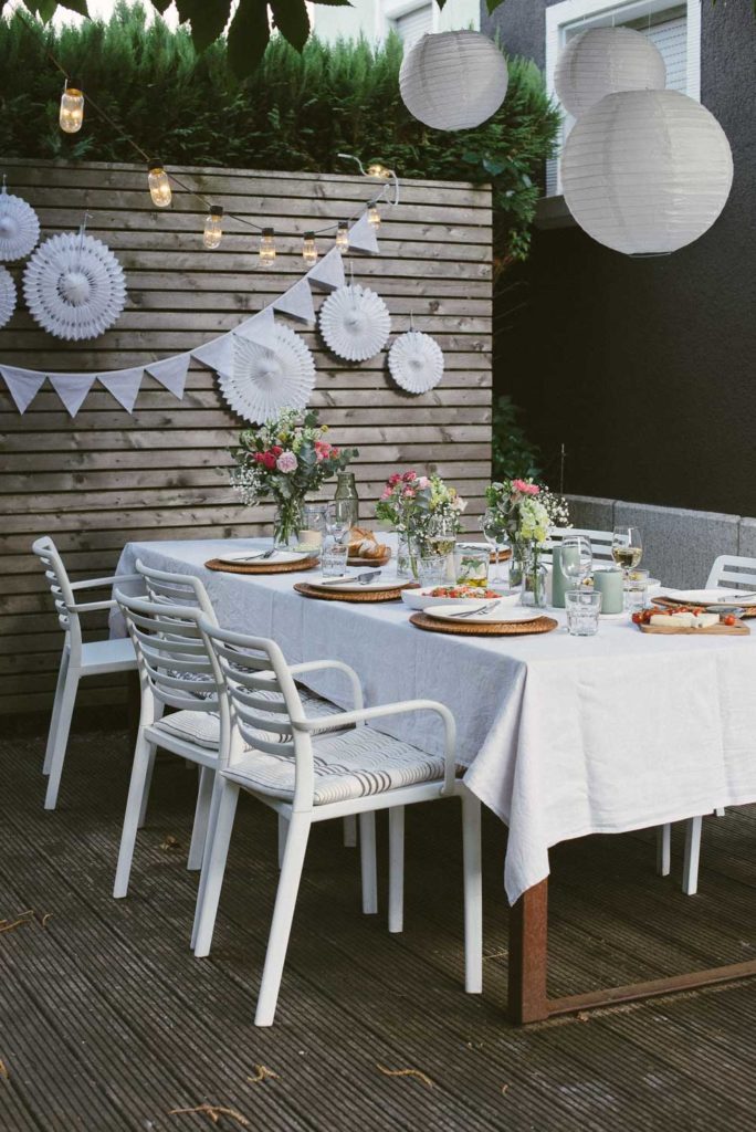 Gedeckter Tisch im Garten 