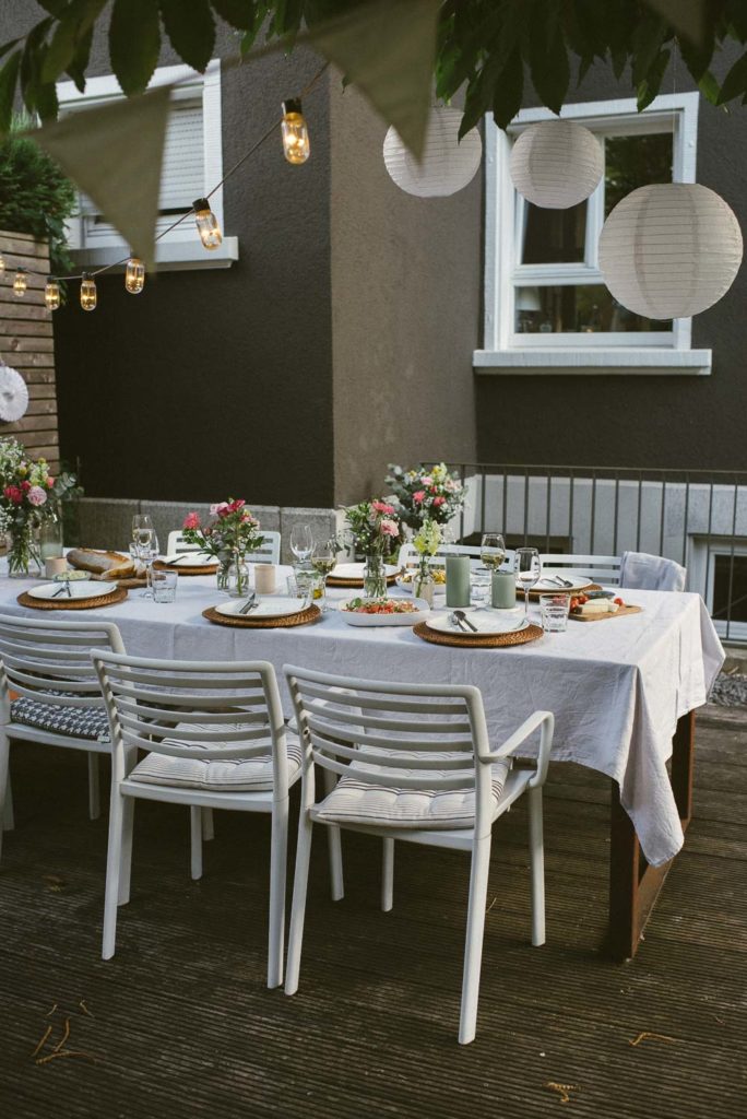 Gedeckter Tisch im Garten