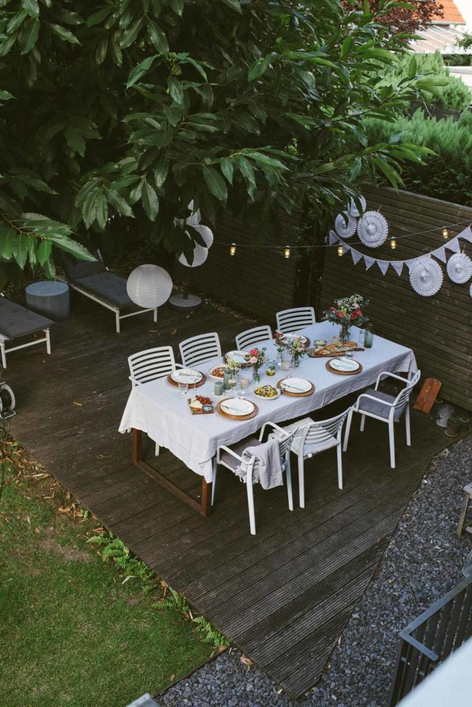 Gedeckter Tisch im Garten