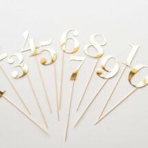Tischnummern aus goldenem Karton
