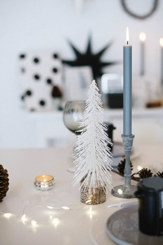 Tischdeko Weihnachten in graublau und weiß