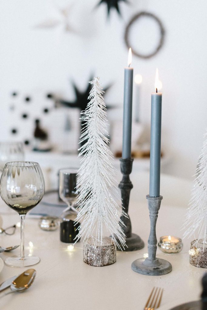 Tischdeko Weihnachten in graublau und weiß