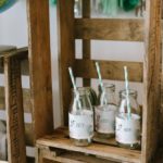 Trinkflaschen mit Banderolen am Kindergeburtstag Weltreise